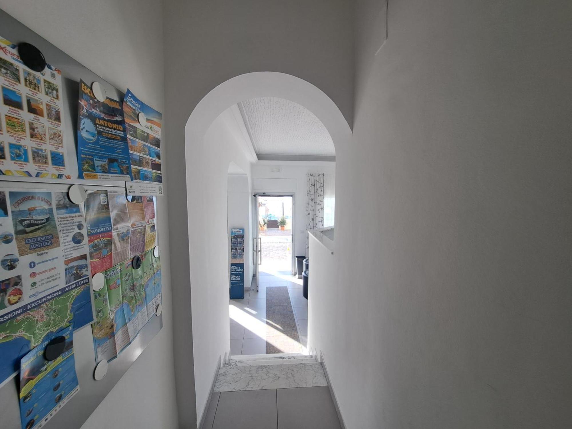 Maniel Beach Hotel Letojanni Buitenkant foto