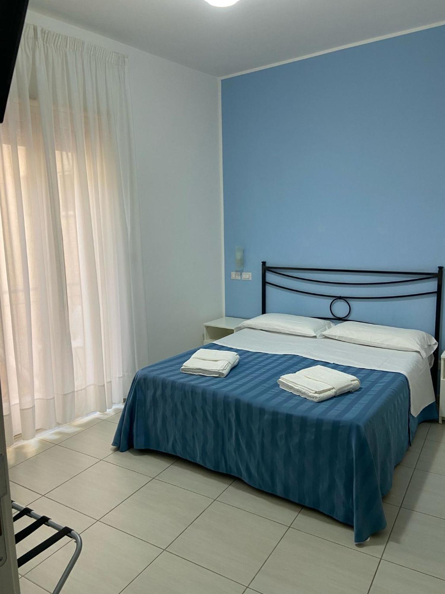 Maniel Beach Hotel Letojanni Buitenkant foto