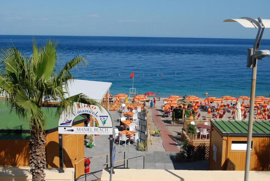 Maniel Beach Hotel Letojanni Buitenkant foto