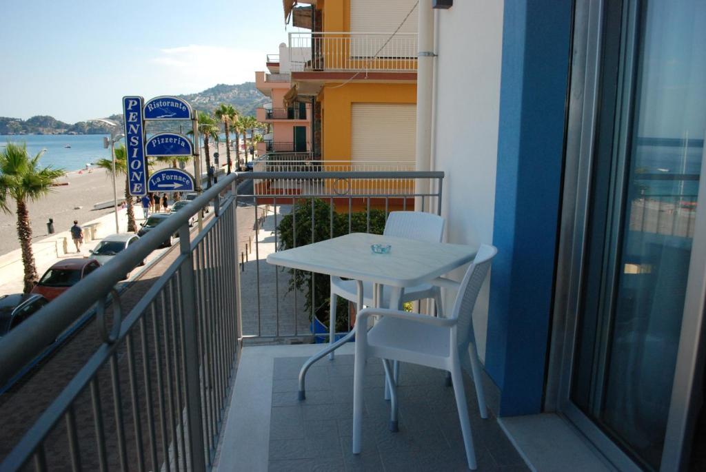 Maniel Beach Hotel Letojanni Kamer foto